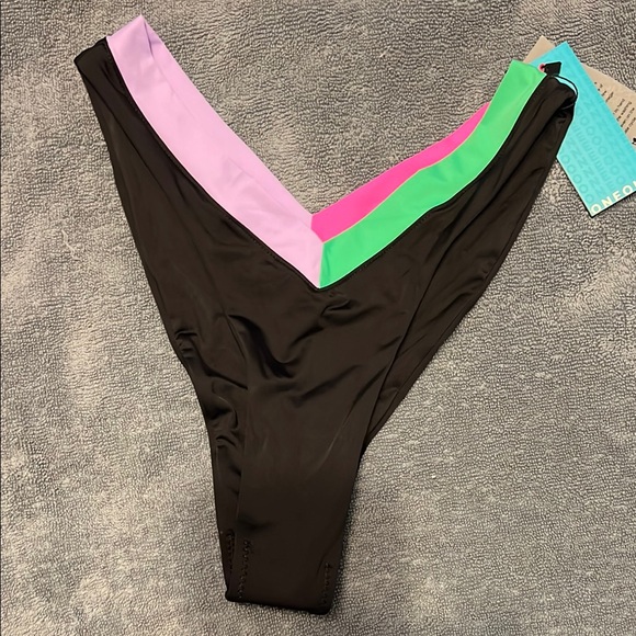 Oneone Colorblock Triangle Bikini Set - Picture 4 of 7